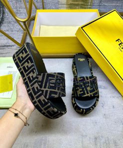 FENDI's latest popular broadband thick soled slippers are made of brown denim fabric with thhktcvrdm