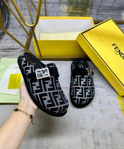 FENDI's latest popular half pack slippers with FF decorative buckle, gray denim material decwwym7v4e