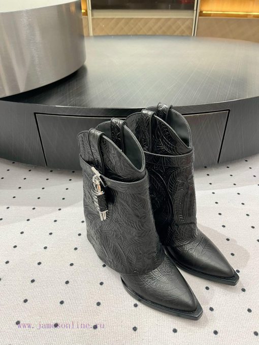 New autumn and winter products from 𝒈𝒊𝒗𝒆𝒏𝒄𝒉𝒚𝟐𝟒𝑭𝑾, popular throughout the fashion industry, fm89u9fgh