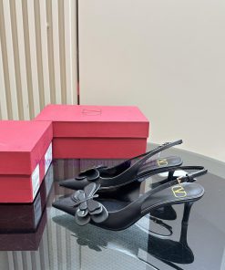 Valentino's hottest new product, sandals and high heels, is a perfect combination of beautiflidpnfbd