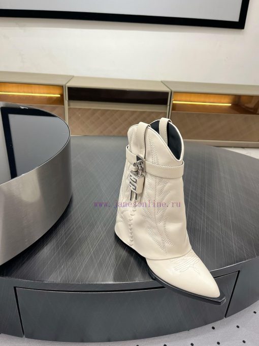 New autumn and winter products from 𝒈𝒊𝒗𝒆𝒏𝒄𝒉𝒚𝟐𝟒𝑭𝑾, popular throughout the fashion industry46lzrq4w - Image 9