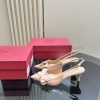 Valentino's hottest new product, sandals and high heels, is a perfect combination of beautifdkuzbtbd