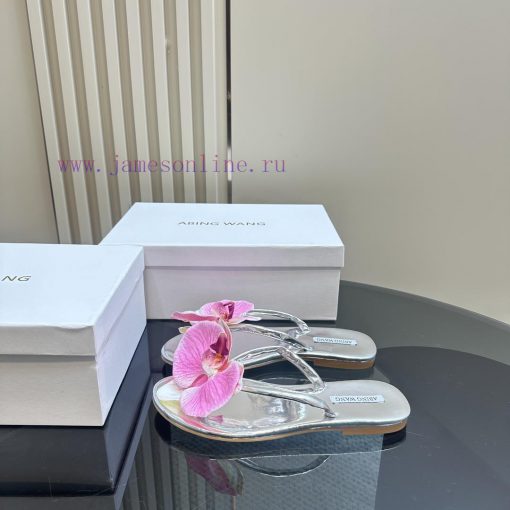 ABING WANG OriginalThai designer offers multiple handmade floral toe slippersWe have launcheil6zwk9m