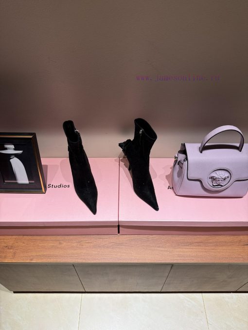 The most99% unaware of Magda ButrymCreate a contemporary perspective of Romanticism, balanciimj1hi0b - Image 3