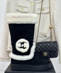 Chanel | Chanel Classic Autumn/Winter Double CThick soled snow bootsA pair of snow boots thatd95f046