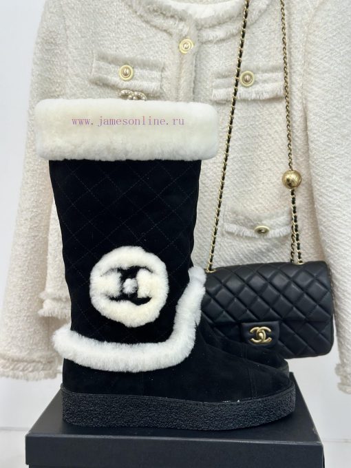 Chanel | Chanel Classic Autumn/Winter Double CThick soled snow bootsA pair of snow boots thatd95f046