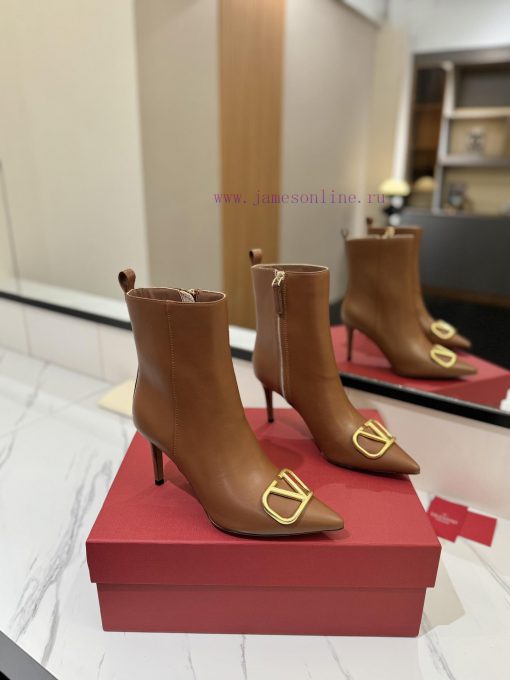 𝑉𝐴𝐿𝐸𝑁𝑇𝐼𝑁𝑂 Valentino ͥ Purchasing LevelThe new season's Warren boots and shoes are also so bef90dgym4 - Image 2