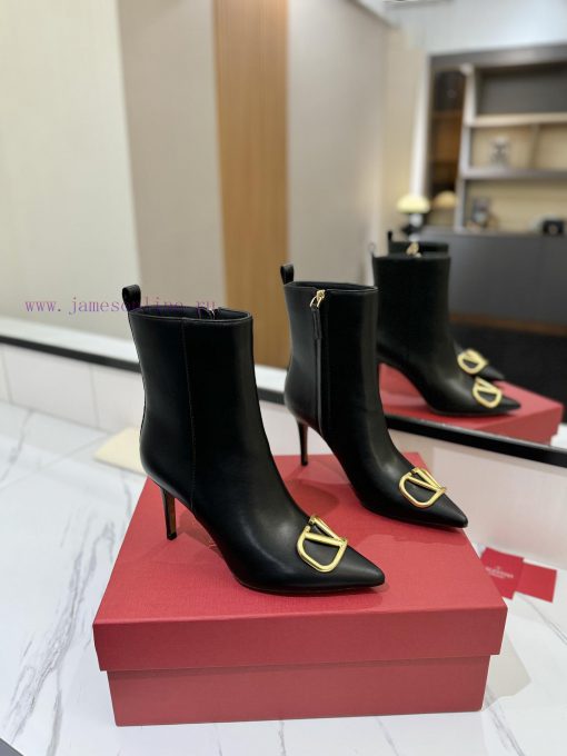 𝑉𝐴𝐿𝐸𝑁𝑇𝐼𝑁𝑂 Valentino ͥ Purchasing LevelThe new season's Warren boots and shoes are also so besooduus2