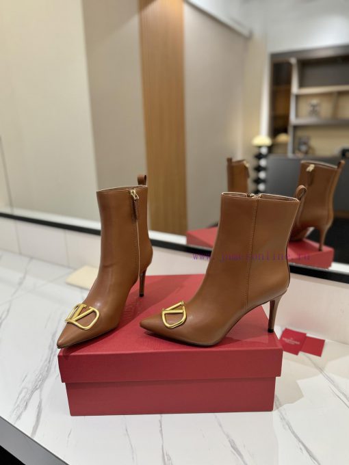 𝑉𝐴𝐿𝐸𝑁𝑇𝐼𝑁𝑂 Valentino ͥ Purchasing LevelThe new season's Warren boots and shoes are also so bef90dgym4 - Image 7