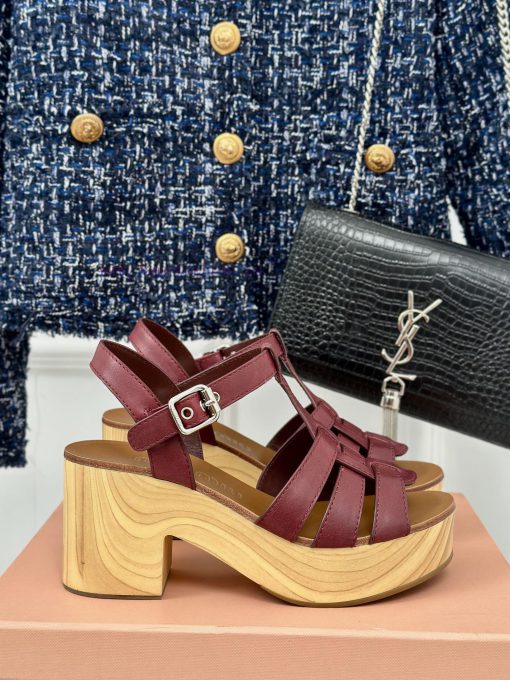 MIU MIU/Miu Miu Classic Waterproof Platform Thick Heel Pig Cage SandalsThis sandal is really3i9nv29i