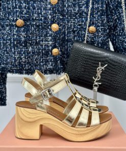 MIU MIU/Miu Miu Classic Waterproof Platform Thick Heel Pig Cage SandalsThis sandal is reallytkp56phz