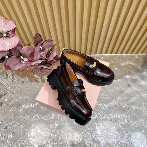 Top tier MiuMiu 2024 new retro loafers look great with casual matching on the feet, a must-h6zhzekk1 - Image 3