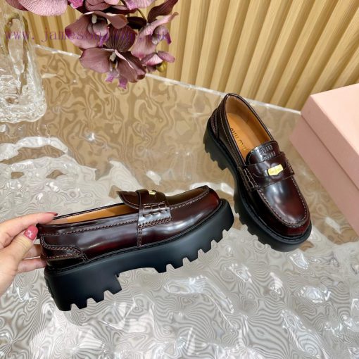 Top tier MiuMiu 2024 new retro loafers look great with casual matching on the feet, a must-h6zhzekk1 - Image 10