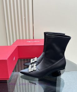 Virgule is a representative work of the brand, founded in 1963. Its sloping curve is unforgea4uydu42