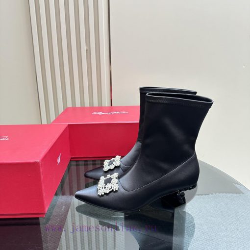 Virgule is a representative work of the brand, founded in 1963. Its sloping curve is unforgea4uydu42
