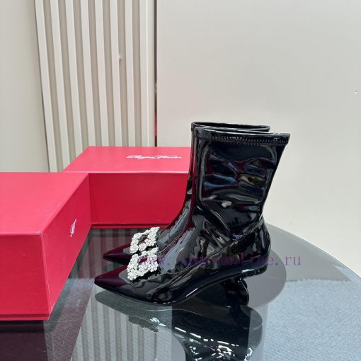 Virgule is a representative work of the brand, founded in 1963. Its sloping curve is unforge03wb5ugg