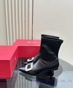 Virgule is a representative work of the brand, founded in 1963. Its sloping curve is unforgeezdlu7ct