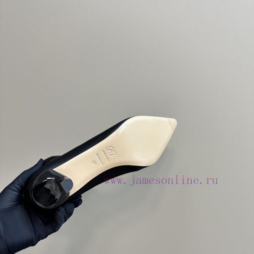Virgule is a representative work of the brand, founded in 1963. Its sloping curve is unforgea4uydu42 - Image 10