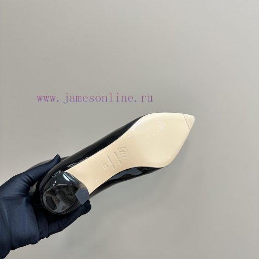 Virgule is a representative work of the brand, founded in 1963. Its sloping curve is unforge03wb5ugg - Image 10