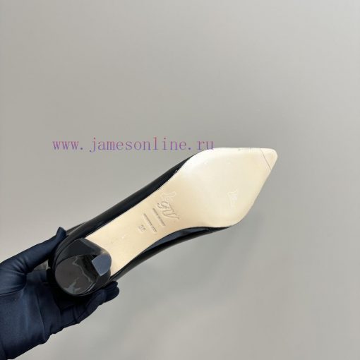 Virgule is a representative work of the brand, founded in 1963. Its sloping curve is unforgem2pakchv - Image 10