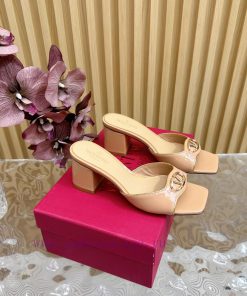 2024  🤎 Valentino Paris fashion show launches latest thick heeled slippers——————————————Valewivqlypt