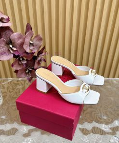 2024  🤎Valentino  Paris fashion show launches latest thick heeled slippers——————————————Valewwel1boc