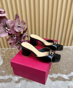 2024  🤎Valentino  Paris fashion show launches latest thick heeled slippers——————————————Valeh8mjrd1n