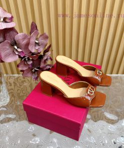 2024  🤎 Valentino Paris fashion show launches latest thick heeled slippers——————————————Valeffzygm3i