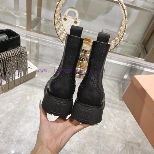 Miu Miu new retro short bootsA must-have for popular sports shoes in terms of appearance. It5dfjaon1 - Image 9