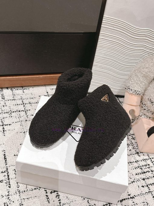 Top qualityPrada fw24 new arrival～P Home 2024 Autumn/Winter New Triangle Logo Hairy BootsHowuo8t83w6 - Image 4