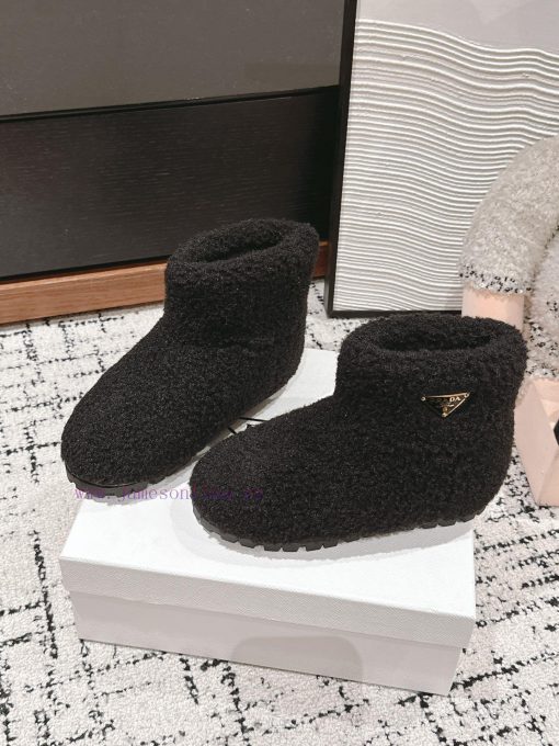 Top qualityPrada fw24 new arrival～P Home 2024 Autumn/Winter New Triangle Logo Hairy BootsHowuo8t83w6 - Image 5