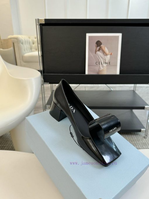 PRADA/PRADA ClassicTriangle logo single shoe seriesThe simple design is probably its most apuhz3n4tv - Image 3