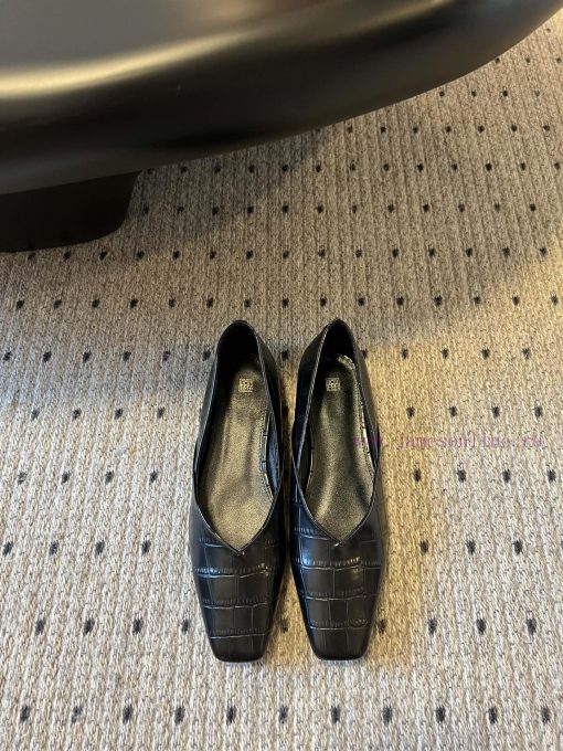Toteme 24/Minimalist Square Head Single ShoeThe minimalist style resembling The Row has attrj8uasv21