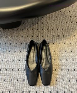 Toteme 24/Minimalist Square Head Single ShoeThe minimalist style resembling The Row has attr9biqtlxr