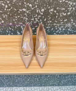 Valentino's hottest new productHigh heels and single shoesThe perfect combination of the latgvas282e