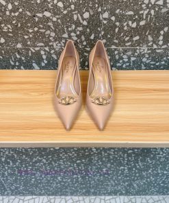 Valentino's hottest new productHigh heels and single shoesThe perfect combination of the lat3yy5xgb4