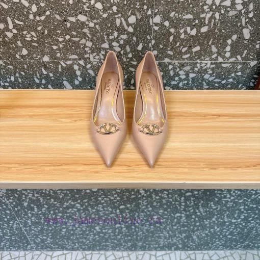 Valentino's hottest new productHigh heels and single shoesThe perfect combination of the lat3yy5xgb4