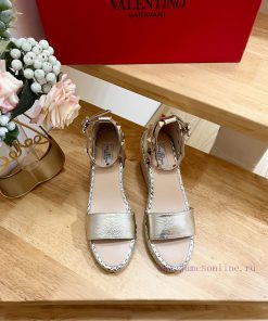 Valentino Garavani Lychee Leather Strap Wedge Sandals-Metal effect processing rivet decoratihkrd487v