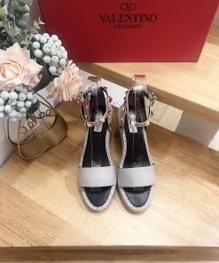 Valentino Garavani Lychee Leather Strap Wedge Sandals-Metal effect processing rivet decoratirdg2tpiy