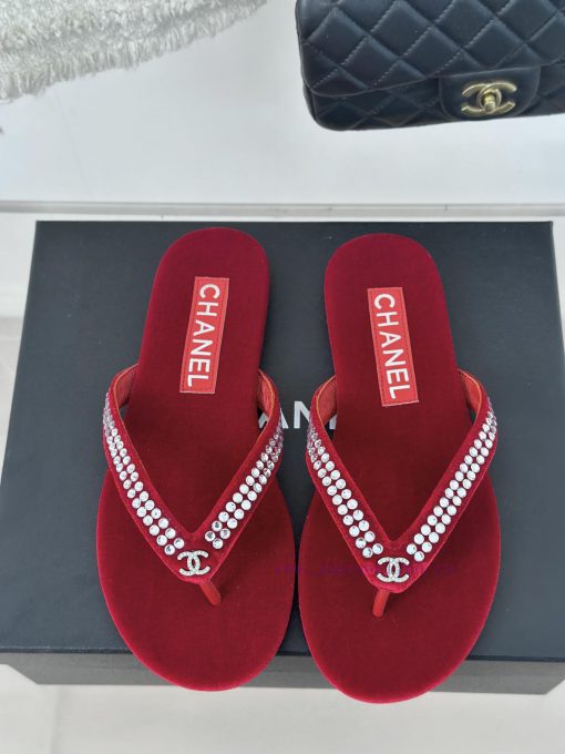 CHANEL THONGS is 25C Spring/SummerRunway flip flopsSummer flip flops inexplicably make peoplutai97wk - Image 5