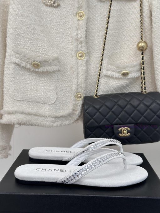 CHANEL THONGS is 25C Spring/SummerRunway flip flopsSummer flip flops inexplicably make peopl47ravhxa - Image 2