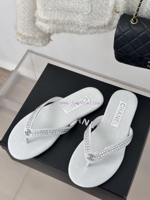 CHANEL THONGS is 25C Spring/SummerRunway flip flopsSummer flip flops inexplicably make peopl47ravhxa - Image 3