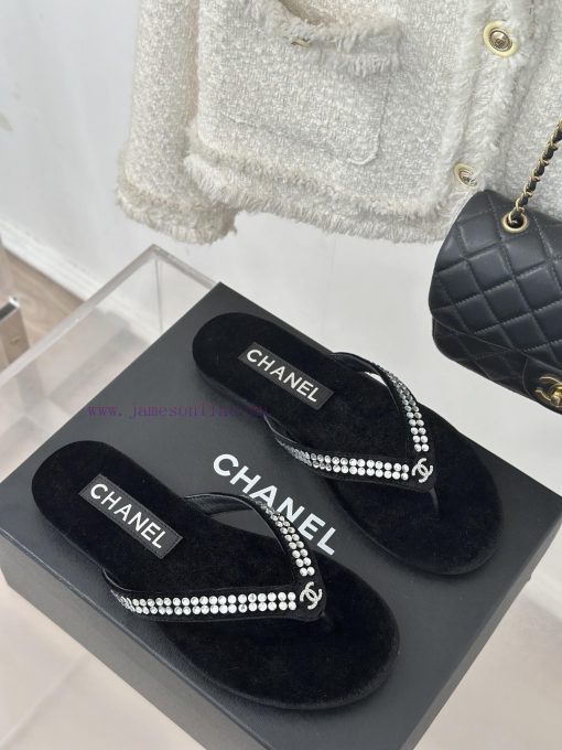 CHANEL THONGS is 25C Spring/SummerRunway flip flopsSummer flip flops inexplicably make peoplcsyq11dk - Image 4