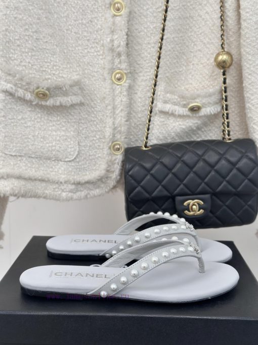 CHANEL THONGS is 25C Spring/SummerRunway flip flopsSummer flip flops inexplicably make peopl1z1q04be - Image 2