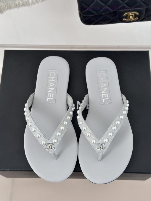 CHANEL THONGS is 25C Spring/SummerRunway flip flopsSummer flip flops inexplicably make peopl1z1q04be - Image 5