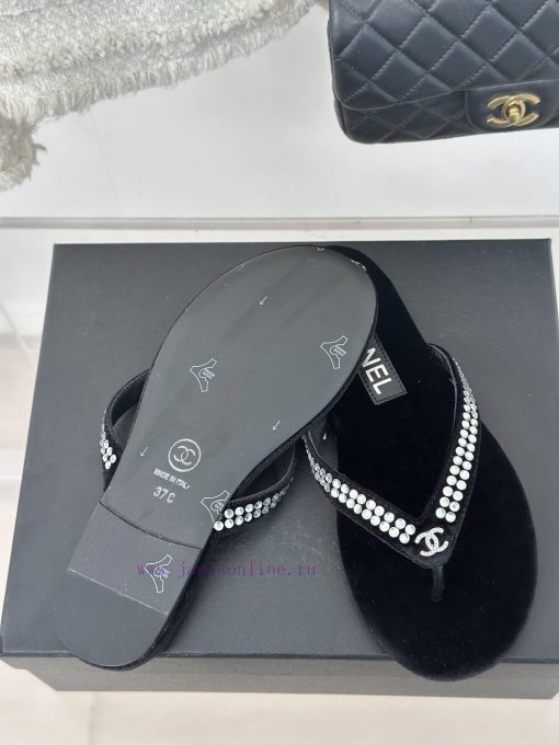CHANEL THONGS is 25C Spring/SummerRunway flip flopsSummer flip flops inexplicably make peoplcsyq11dk - Image 10
