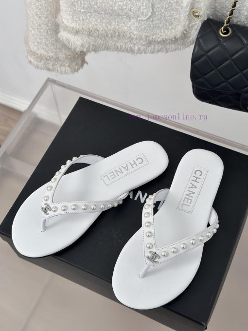 CHANEL THONGS is 25C Spring/SummerRunway flip flopsSummer flip flops inexplicably make peoplnfwmi5bf - Image 3