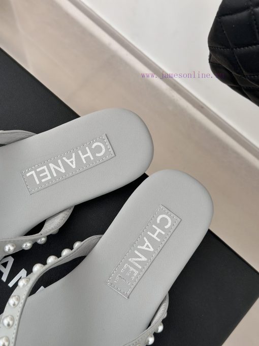 CHANEL THONGS is 25C Spring/SummerRunway flip flopsSummer flip flops inexplicably make peopl1z1q04be - Image 9