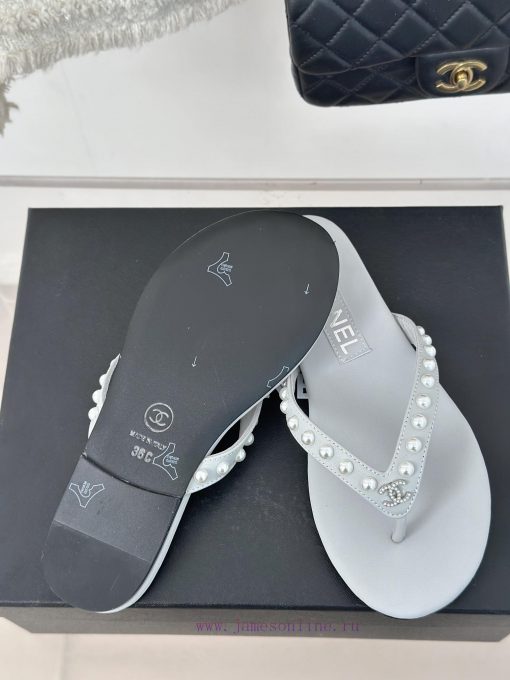 CHANEL THONGS is 25C Spring/SummerRunway flip flopsSummer flip flops inexplicably make peopl1z1q04be - Image 10