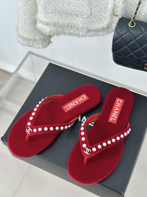 CHANEL THONGS is 25C Spring/SummerRunway flip flopsSummer flip flops inexplicably make peoplhafpkgfb - Image 3